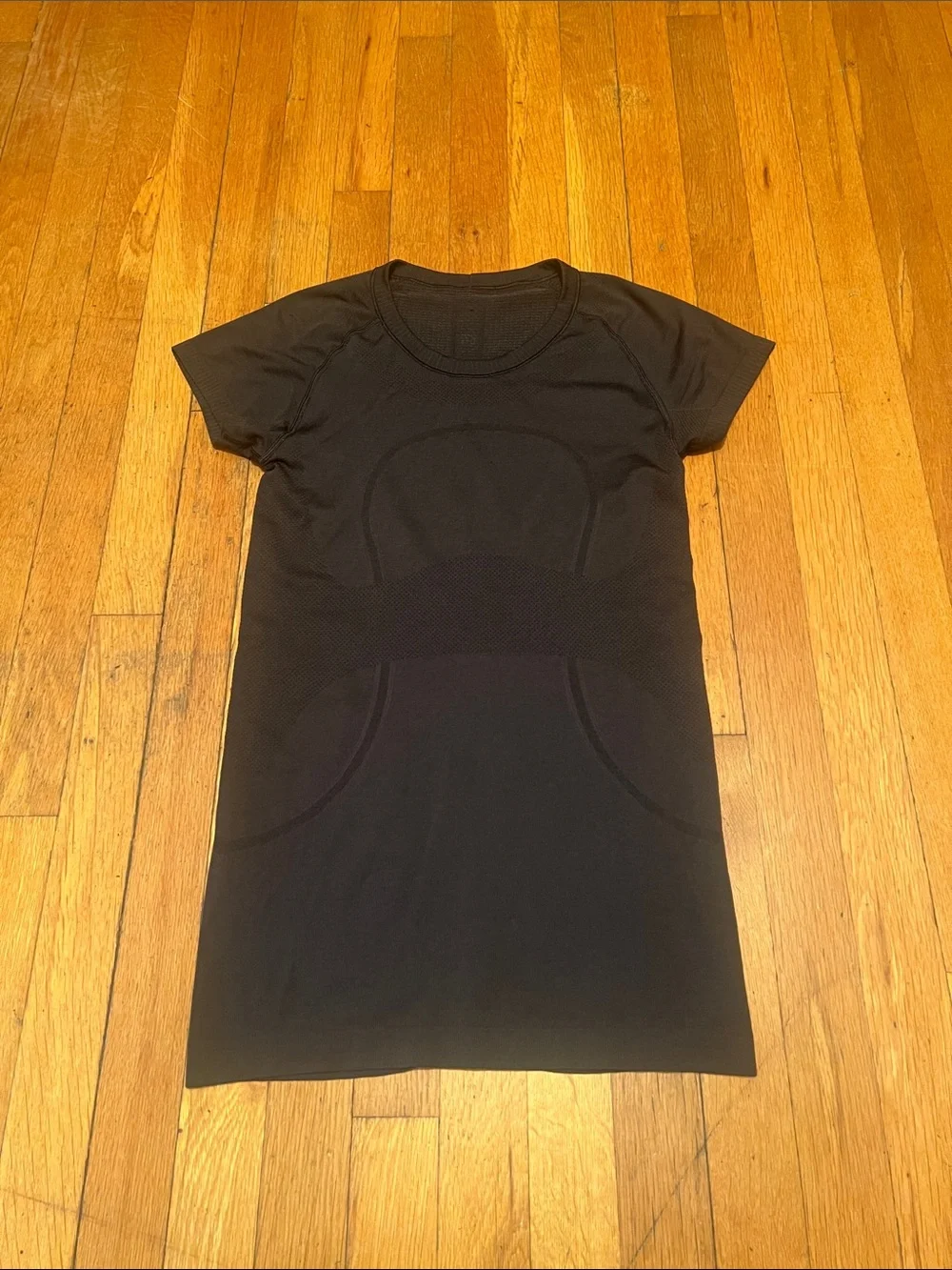 Lululemon Swiftly Tech Short Sleeve Crew Tee in Black, Women’s size 6